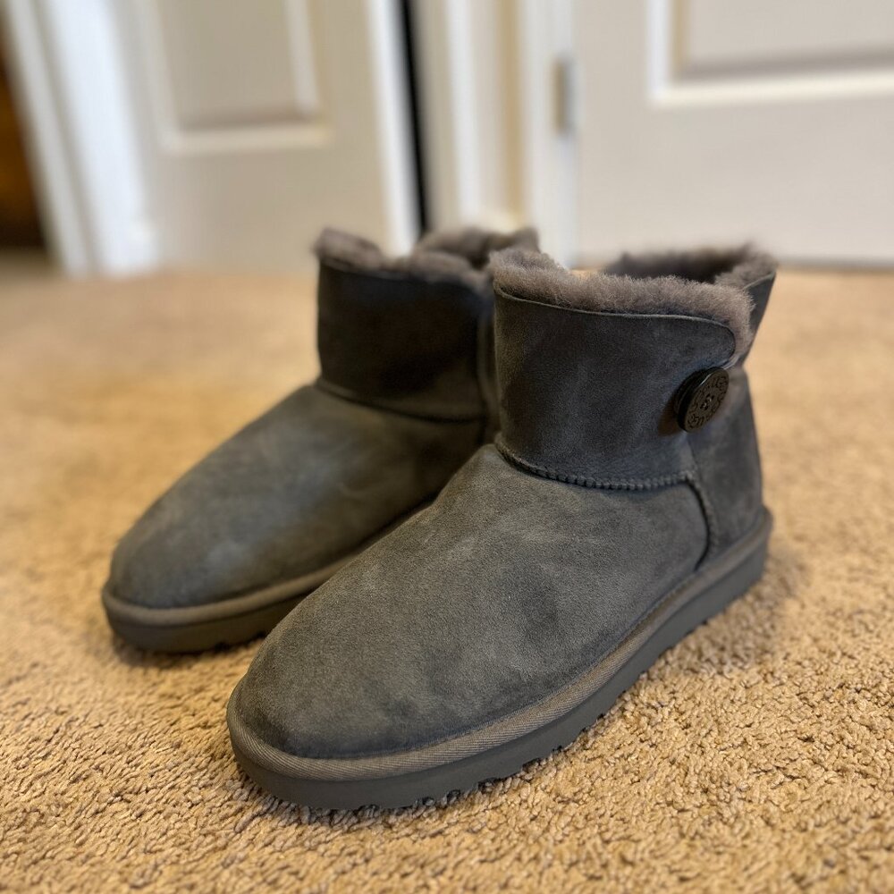 Size 10 UGG Mini Bailey Button II Boots Gray Suede